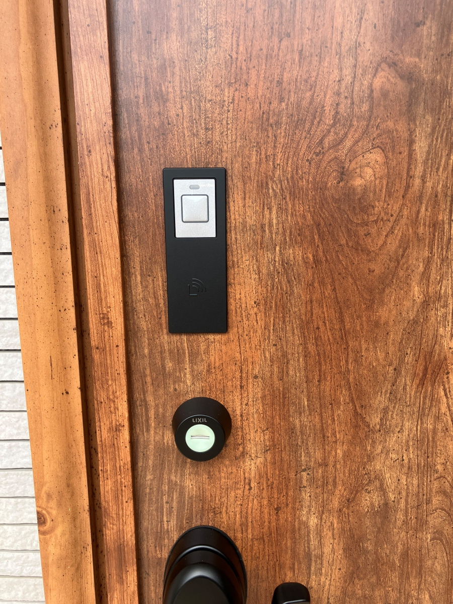 広海クラシオ 徳島応神店の【玄関ドアリフォーム】ＬＩＸＩＬ　リトビラ　FamiLock【防犯】の施工後の写真2