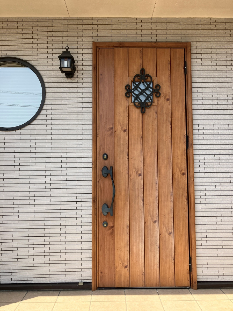 広海クラシオ 徳島応神店の【玄関ドアリフォーム】ＬＩＸＩＬ　リトビラ　FamiLock【防犯】の施工前の写真1