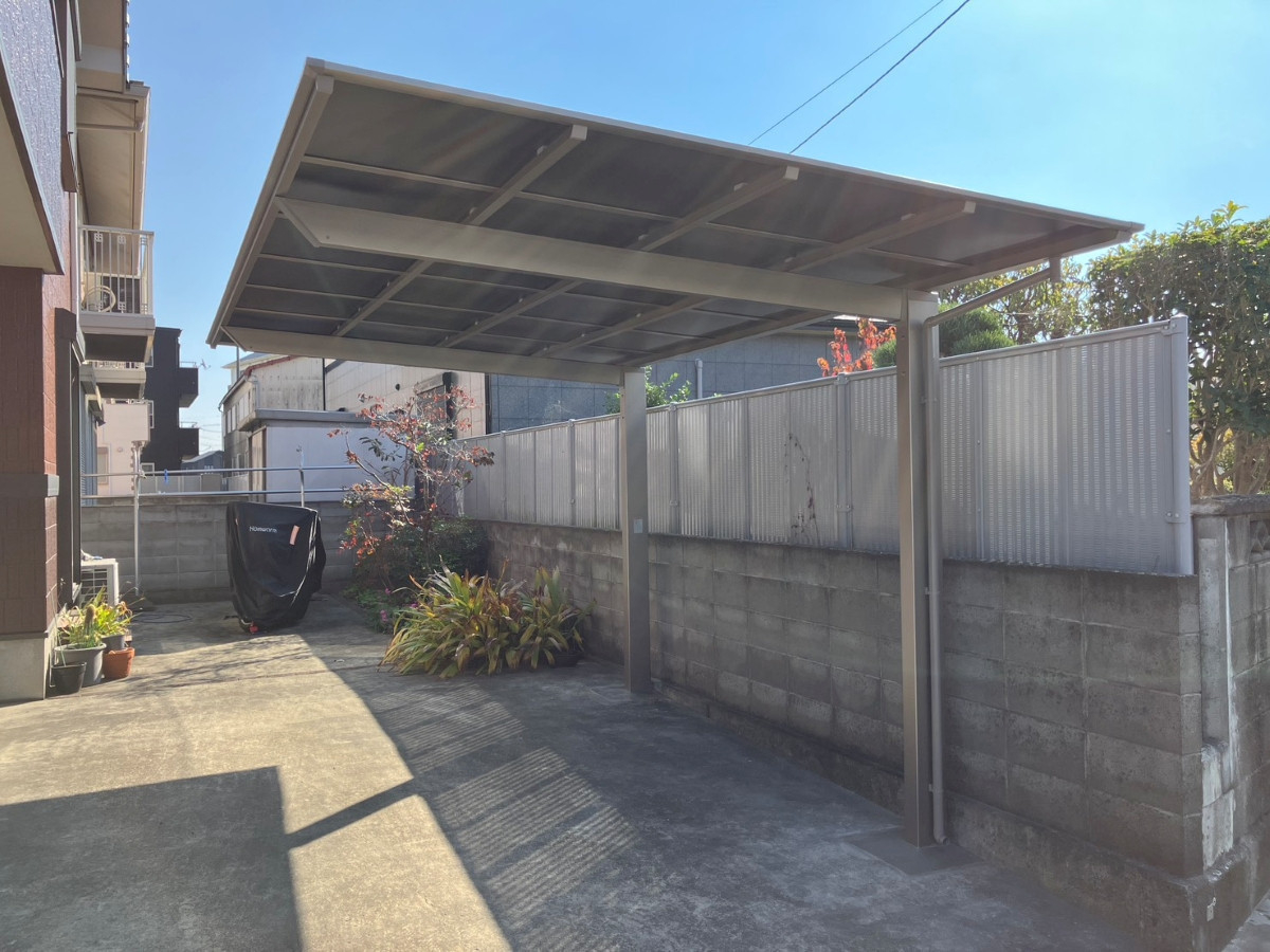 広海クラシオ 徳島応神店の【日差しカット】ネスカF１台用　ブラックマット屋根【カーポート】の施工後の写真1