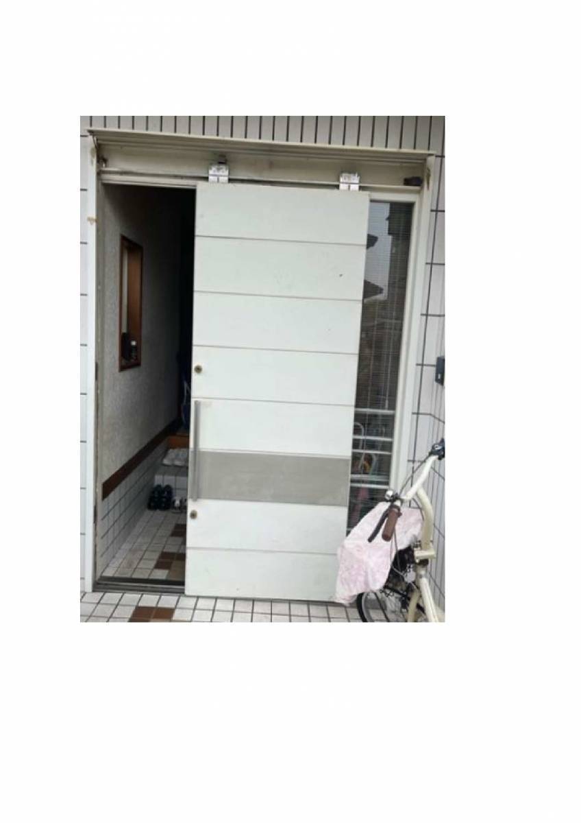 大倉硝子の玄関片引戸をドアにの施工前の写真1