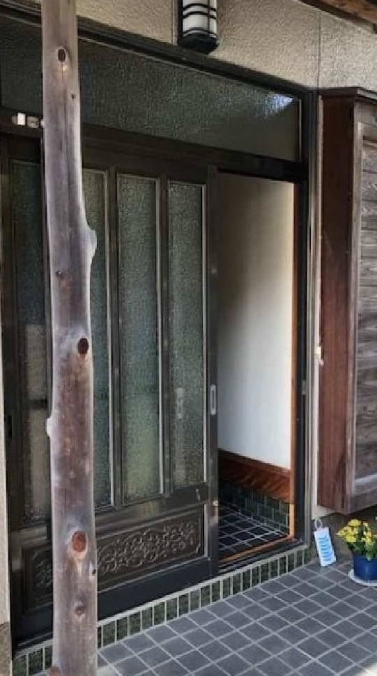 大倉硝子の【岡山県で玄関引戸リフォーム】LIXILリシェントでストレスのない玄関に♪の施工前の写真1