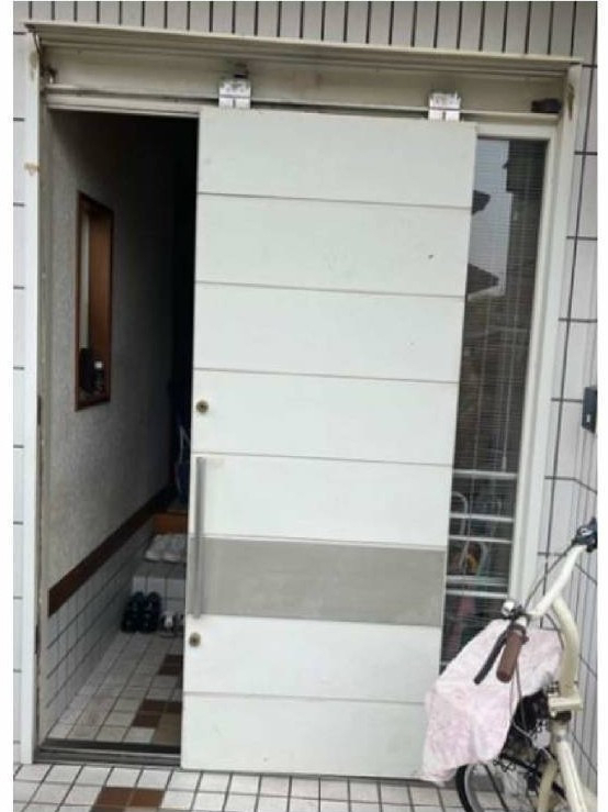 大倉硝子の【岡山市】玄関の片引戸をドアに交換の施工前の写真1
