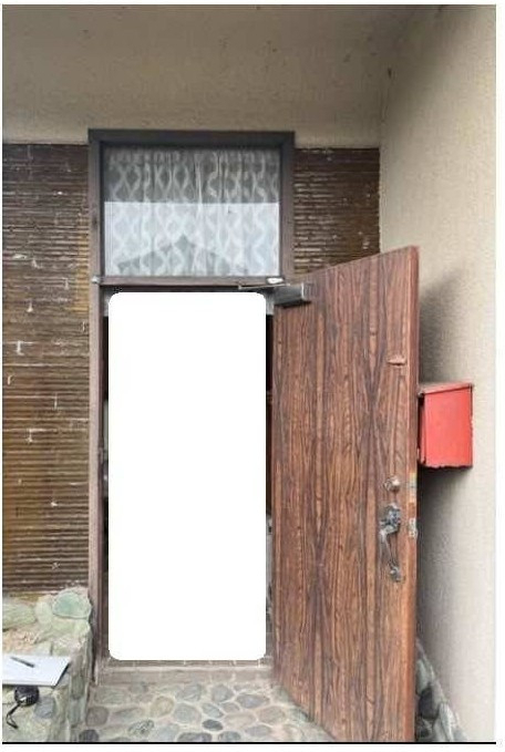 大倉硝子の【岡山市玄関リシェントドア交換 / 難しい玄関もスッキリ施工の施工前の写真1