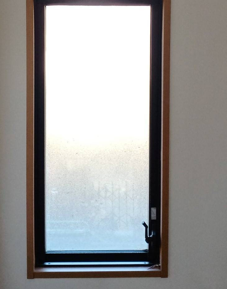 大倉硝子の【岡山市】階段上の窓をスペーシア真空ガラスに交換の施工前の写真1