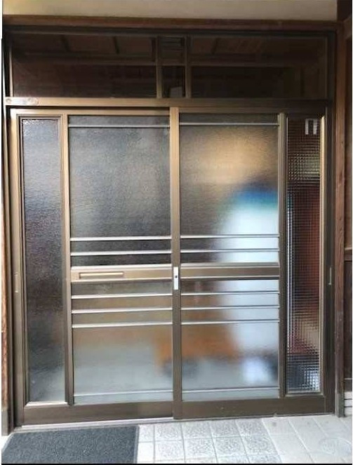 大倉硝子の【瀬戸内市】古くなった玄関引戸をリシェントで快適に ♪の施工前の写真1