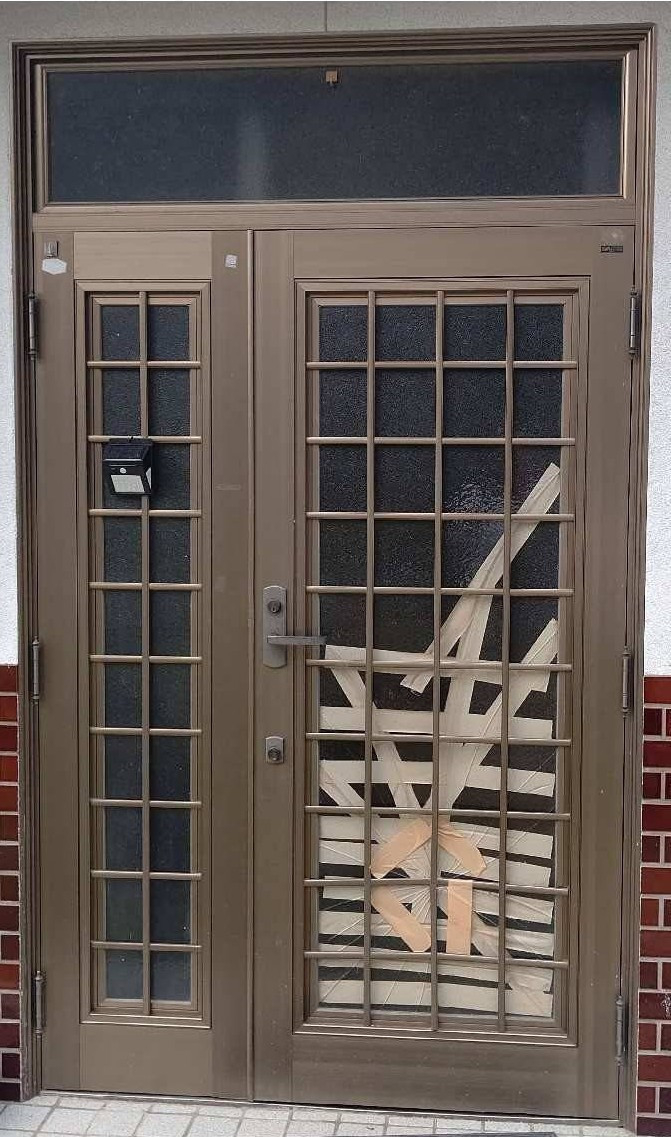 大倉硝子の【津山市】玄関ドア交換☆カバー工法で1日リフォーム♪の施工前の写真1