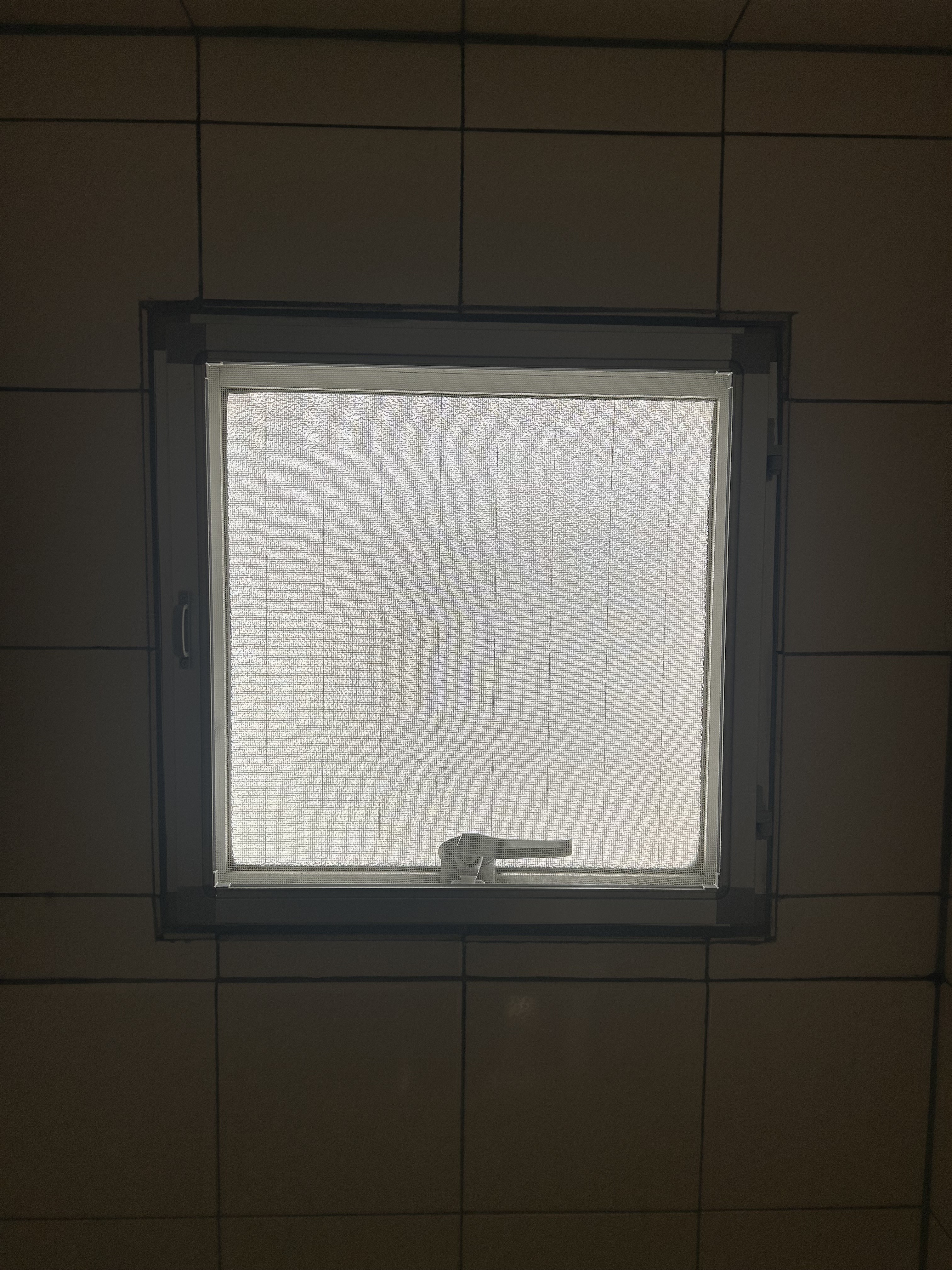 ユウシン建装の横浜市　美しが丘　浴室窓　網戸取付の施工後の写真1