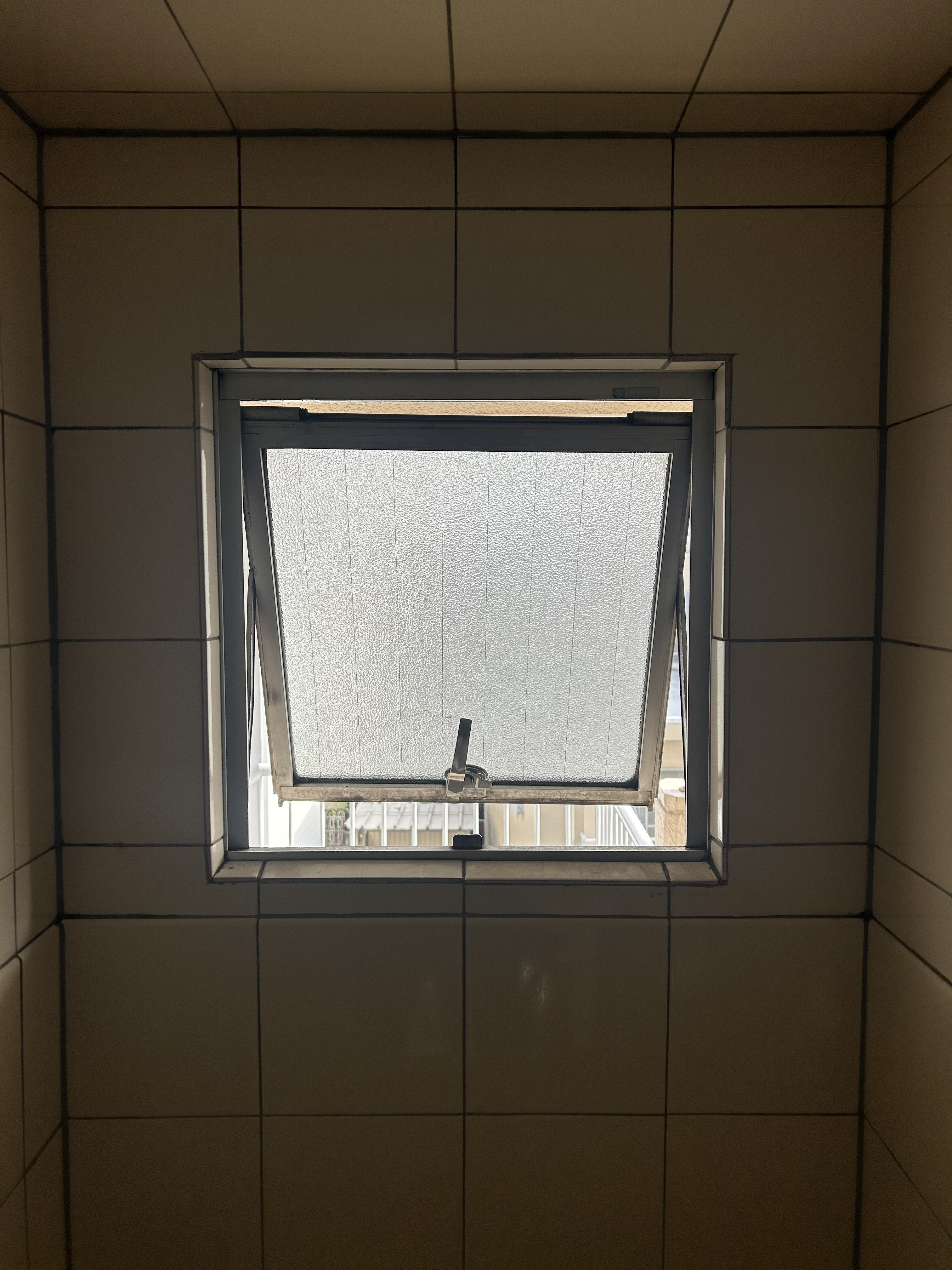 ユウシン建装の横浜市　美しが丘　浴室窓　網戸取付の施工前の写真1