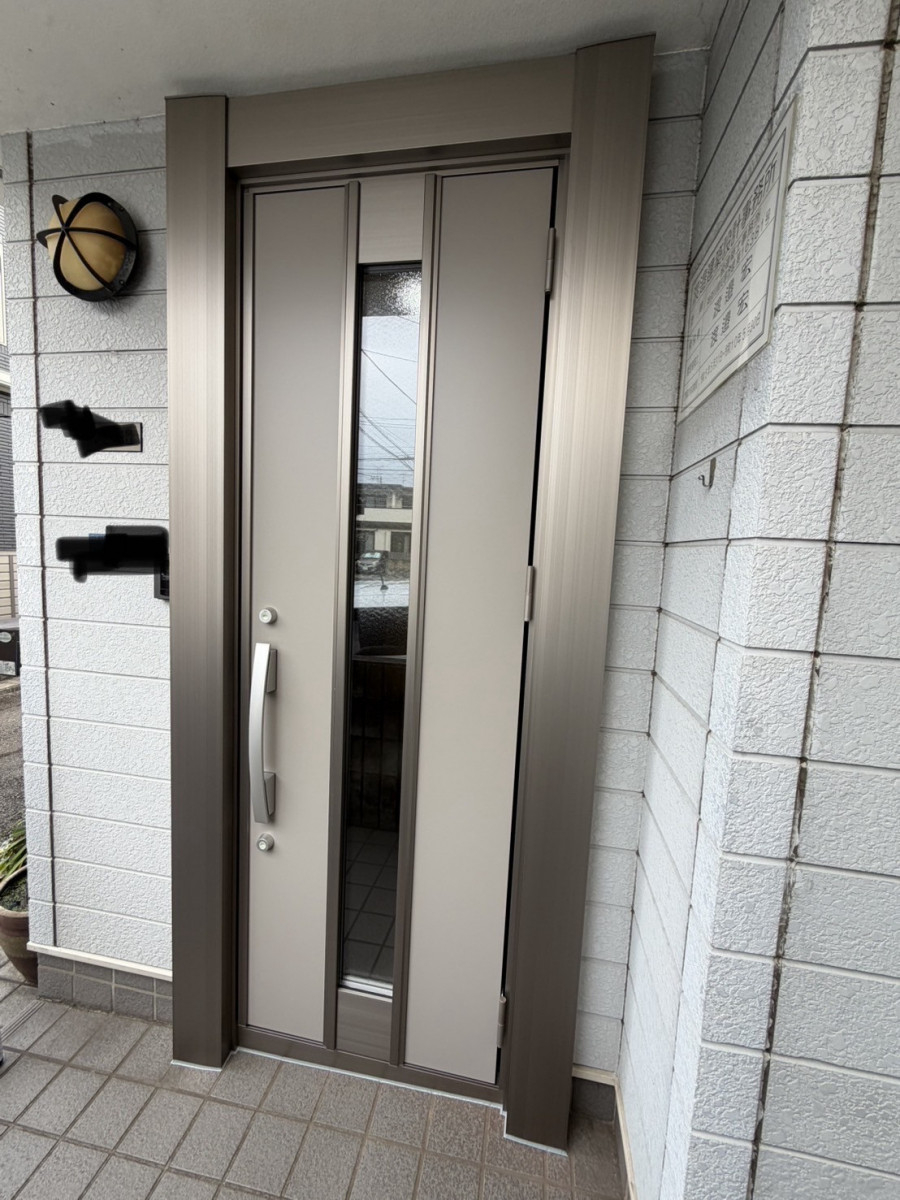 ユウシン建装の大和市　玄関ドア　リクシル　リシェントの施工後の写真1