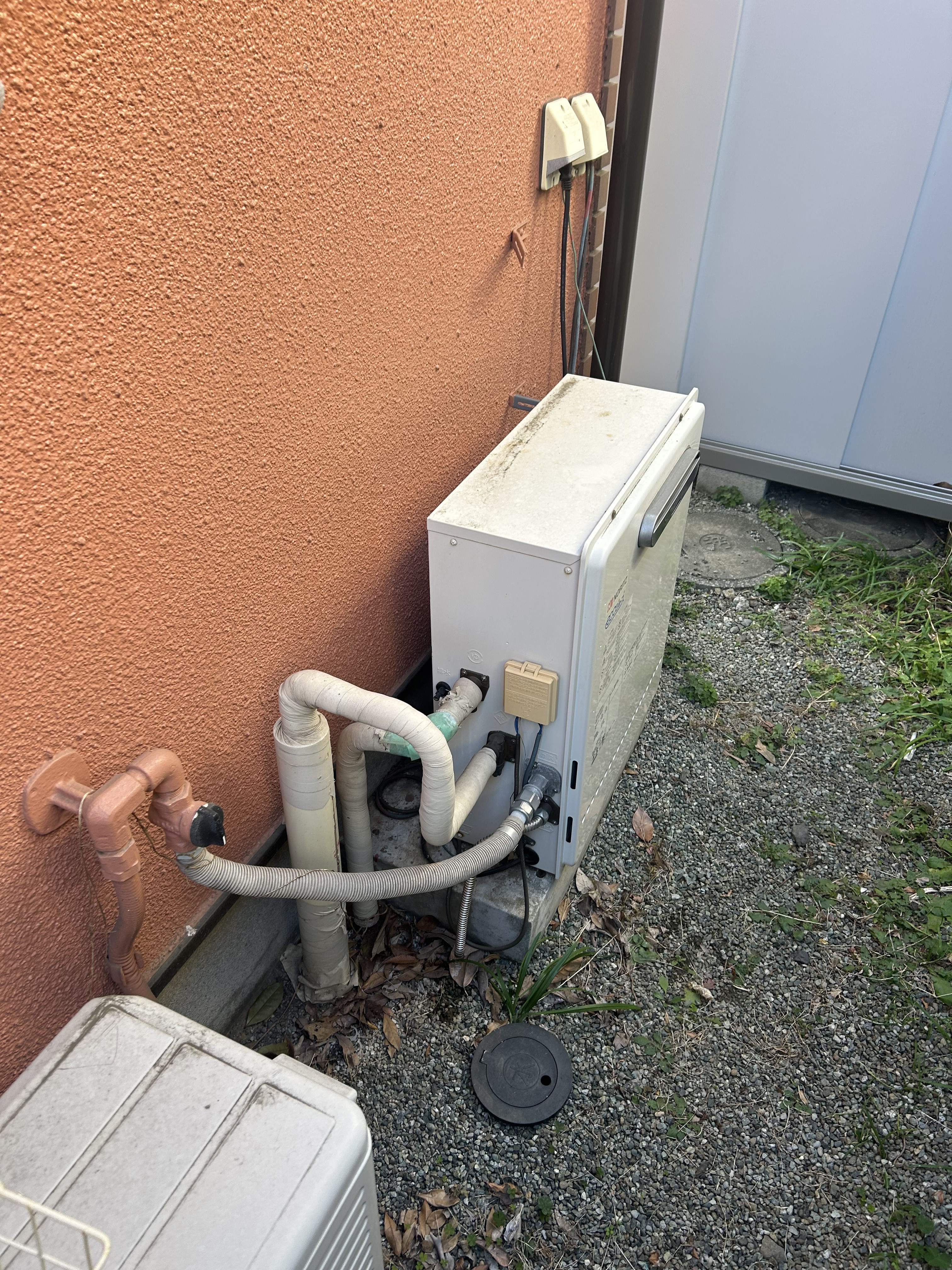 ユウシン建装の横浜市泉区　給湯器交換工事　ノーリツの施工前の写真1