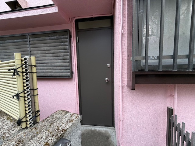 ユウシン建装の鎌倉市　勝手口交換工事の施工後の写真1