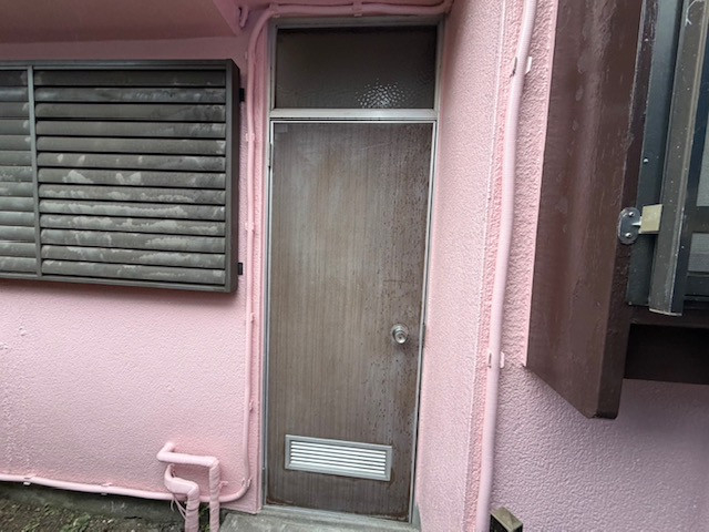 ユウシン建装の鎌倉市　勝手口交換工事の施工前の写真1