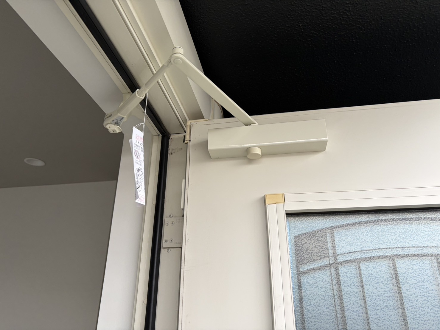 ユウシン建装の横浜市泉区　ドアクローザー交換工事の施工後の写真1