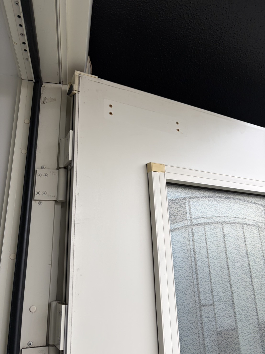 ユウシン建装の横浜市泉区　ドアクローザー交換工事の施工前の写真1