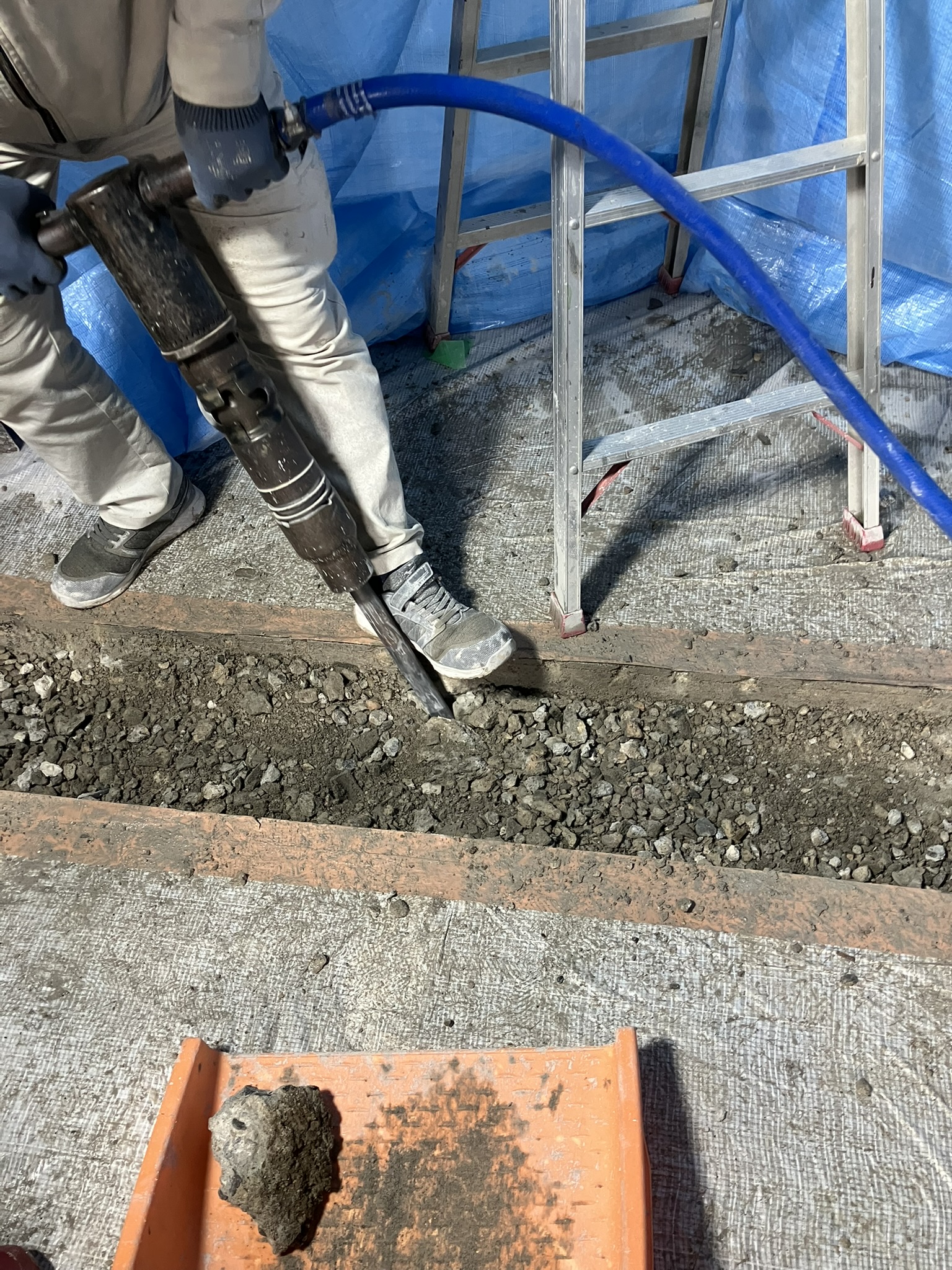 倉庫の床がボロボロすぎた件…ついに修繕しました💪 窓の匠イトゼンのブログ 写真4