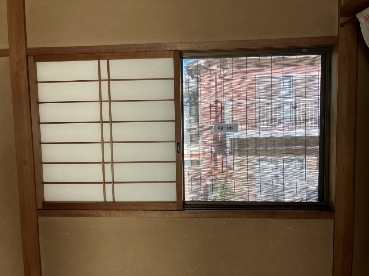 窓の匠イトゼンの内窓がコレクションケースに!?の施工前の写真3
