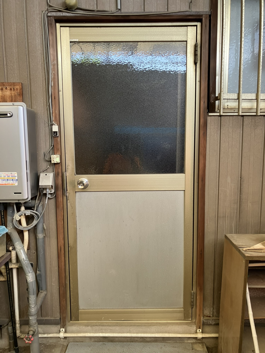 窓の匠イトゼンの「勝手口から安心を」勝手口ドア&手すりリフォームの施工前の写真1