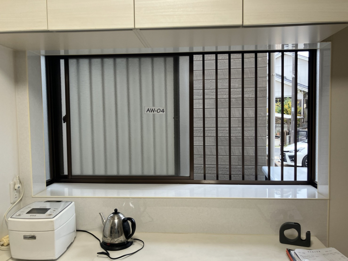 窓の匠イトゼンのまるでお家が美術館！？ 飾って楽しむ内窓インプラスの施工前の写真1