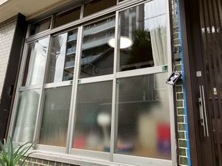 窓の匠イトゼンのこの防犯シールが、目に入らぬか！の施工前の写真1