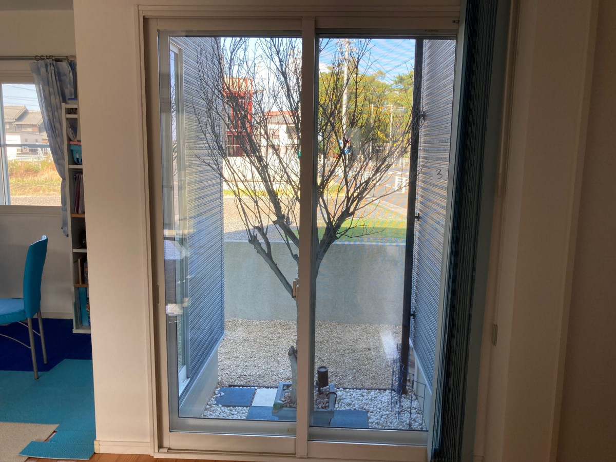 窓の匠イトゼンの泥棒が心配で…でも、毎日シャッター開け閉め大変！の施工後の写真2