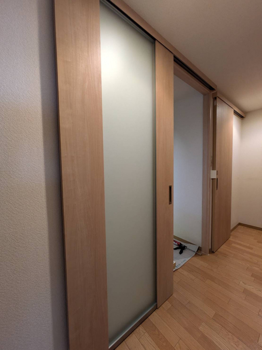 窓の匠イトゼンの開き戸から引戸へ！ 通りやすさが変わるドアリフォームの施工後の写真1