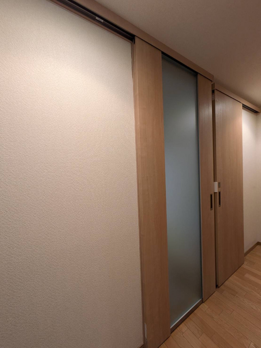 窓の匠イトゼンの開き戸から引戸へ！ 通りやすさが変わるドアリフォームの施工後の写真2