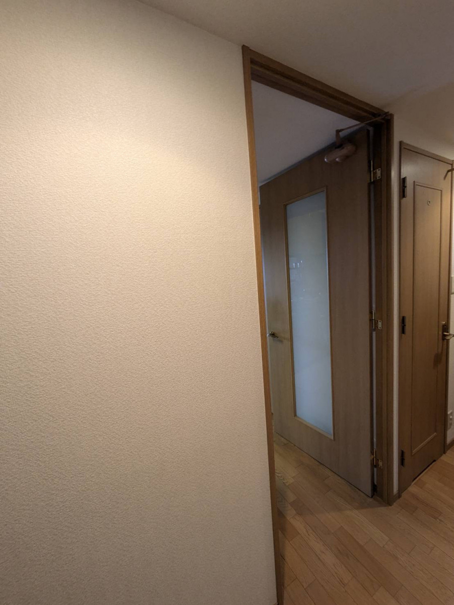 窓の匠イトゼンの開き戸から引戸へ！ 通りやすさが変わるドアリフォームの施工前の写真1