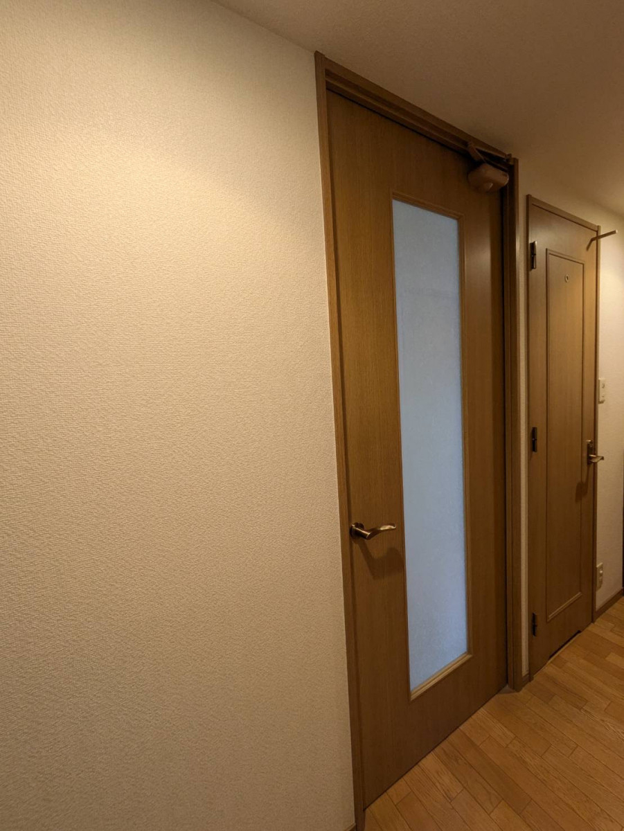 窓の匠イトゼンの開き戸から引戸へ！ 通りやすさが変わるドアリフォームの施工前の写真2