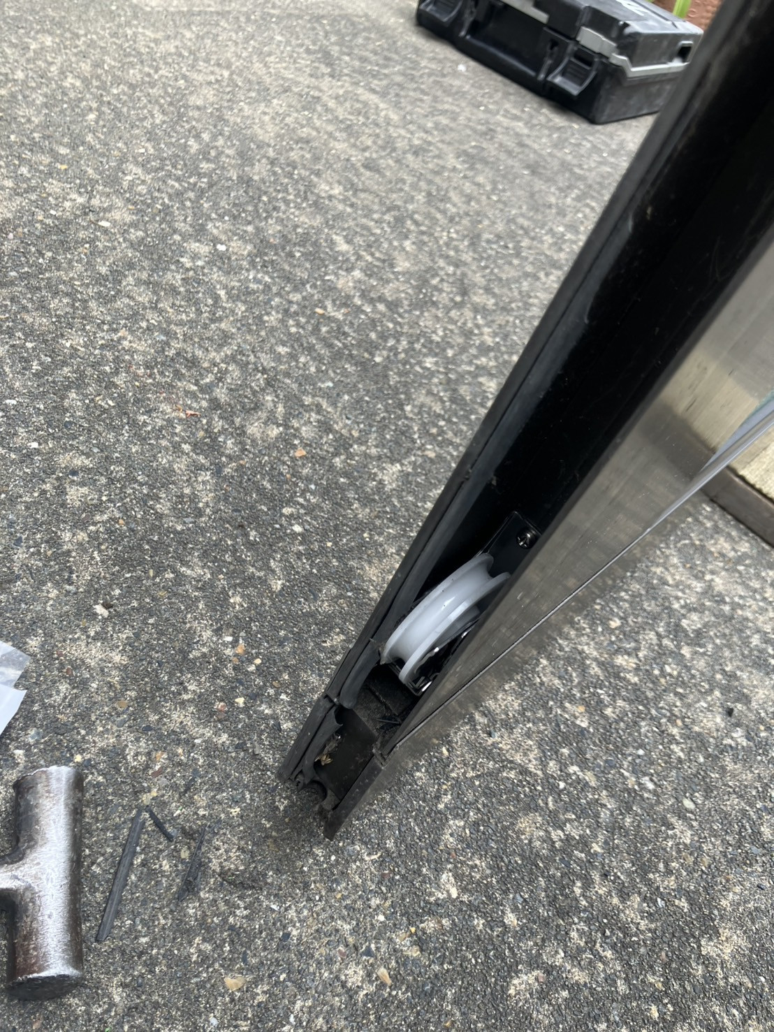 窓の匠イトゼンの玄関引き戸の戸車交換でスムーズ復活！の施工後の写真1