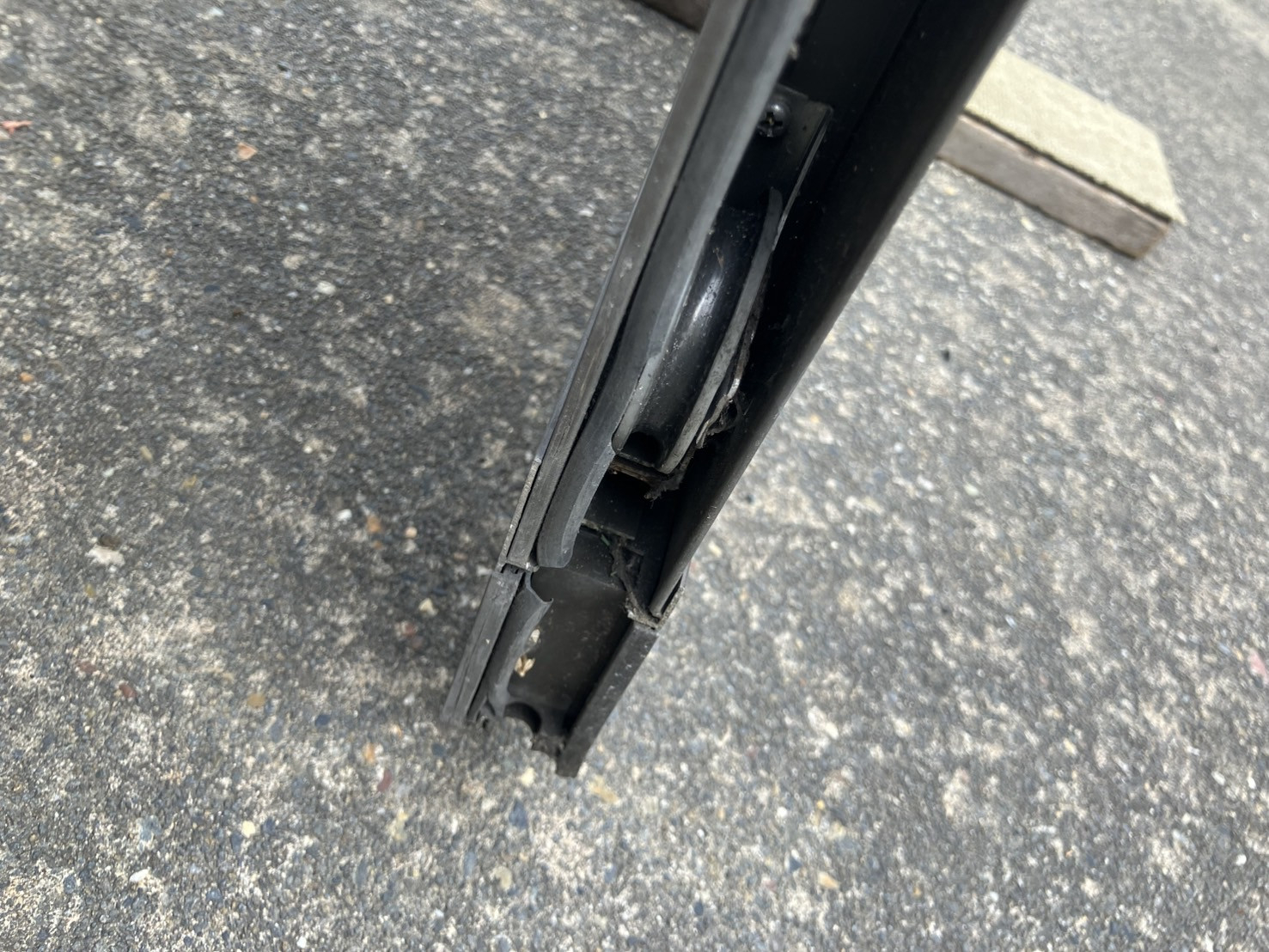 窓の匠イトゼンの玄関引き戸の戸車交換でスムーズ復活！の施工前の写真1