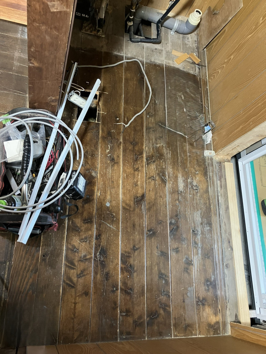 窓の匠イトゼンのボロボロだった洗面所の床、ここまで変わります。の施工前の写真1