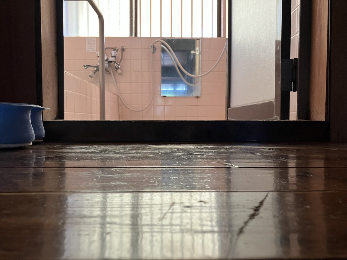 窓の匠イトゼンのボロボロだった洗面所の床、ここまで変わります。の施工前の写真3