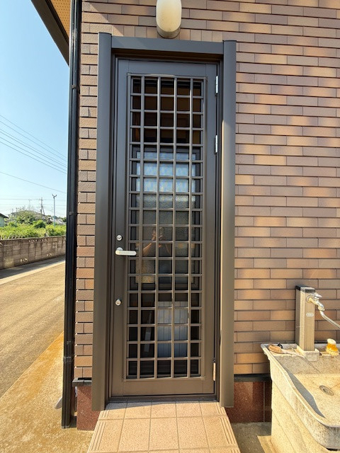 Renovation Factoryの勝手口ドアリフォーム工事〖R7.9施工〗の施工後の写真1