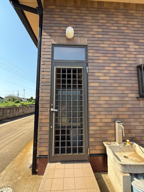 Renovation Factoryの勝手口ドアリフォーム工事〖R7.9施工〗の施工前の写真1