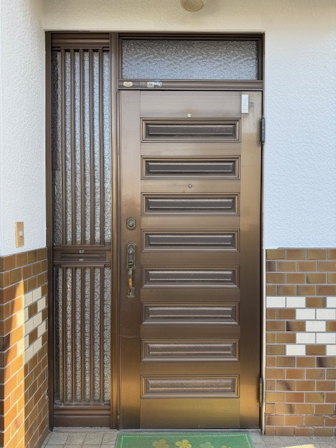 Renovation Factoryの玄関ドアリフォーム工事〖R7.11施工〗の施工前の写真1