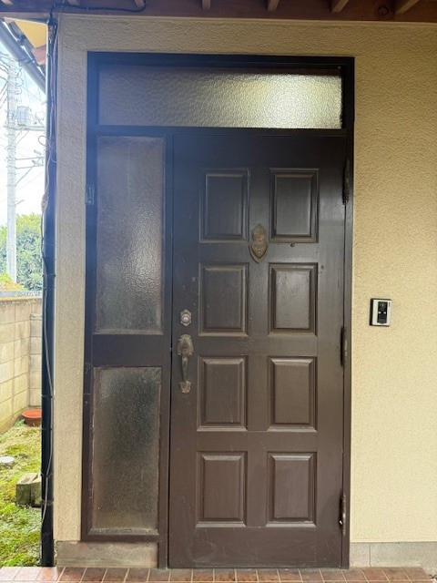 Renovation Factoryの玄関ドアリフォーム工事〖R7.12施工〗の施工前の写真1