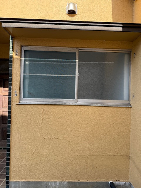 金谷ガラス店のアルミ面格子取付工事〖R8.3施工〗の施工前の写真1