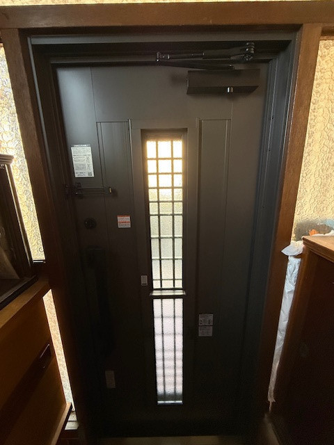 金谷ガラス店の築40年玄関ドアリフォーム工事　〖R8.3施工〗の施工後の写真2