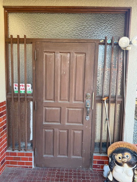 金谷ガラス店の築40年玄関ドアリフォーム工事　〖R8.3施工〗の施工前の写真1