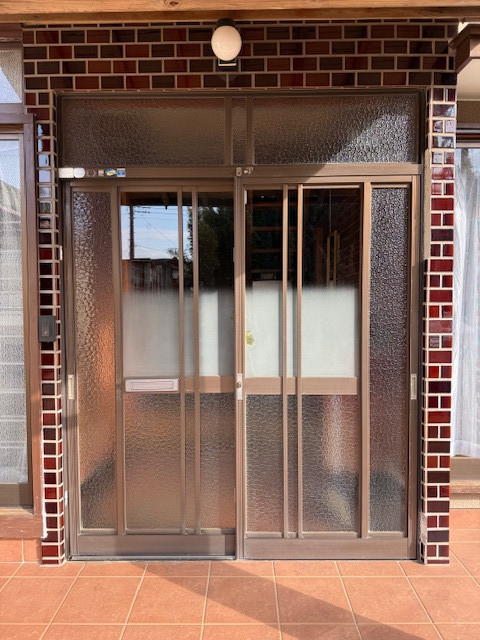 金谷ガラス店の35年前のご縁が再び　玄関引戸リフォーム工事　〖R8.3施工〗の施工前の写真1