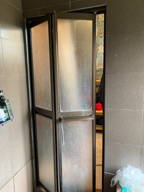 ツルタ建装社のＫ様邸　浴室折戸交換工事！の施工前の写真1