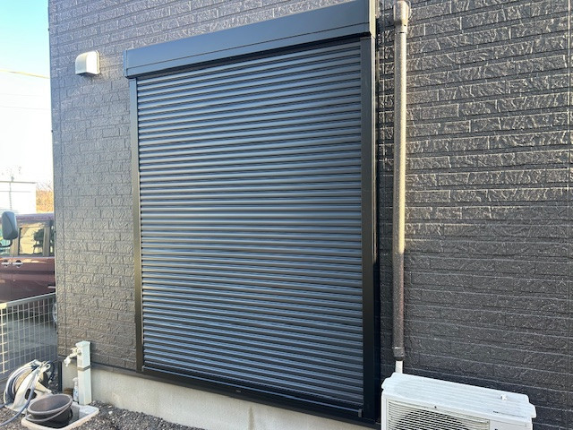 ツルタ建装社の掃出し窓後付けシャッターのご紹介の施工後の写真1