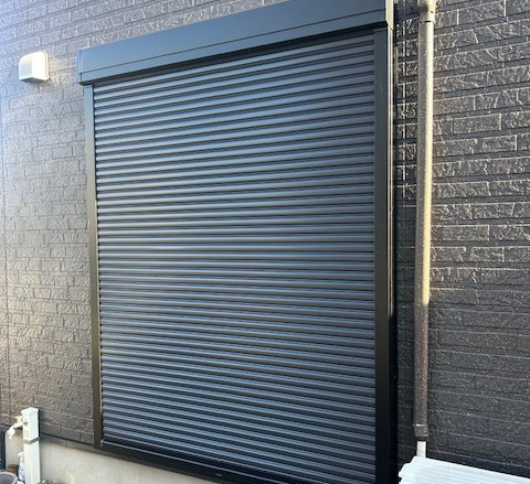 ツルタ建装社の掃出し窓後付けシャッターのご紹介の施工後の写真2