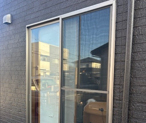 ツルタ建装社の掃出し窓後付けシャッターのご紹介の施工前の写真1