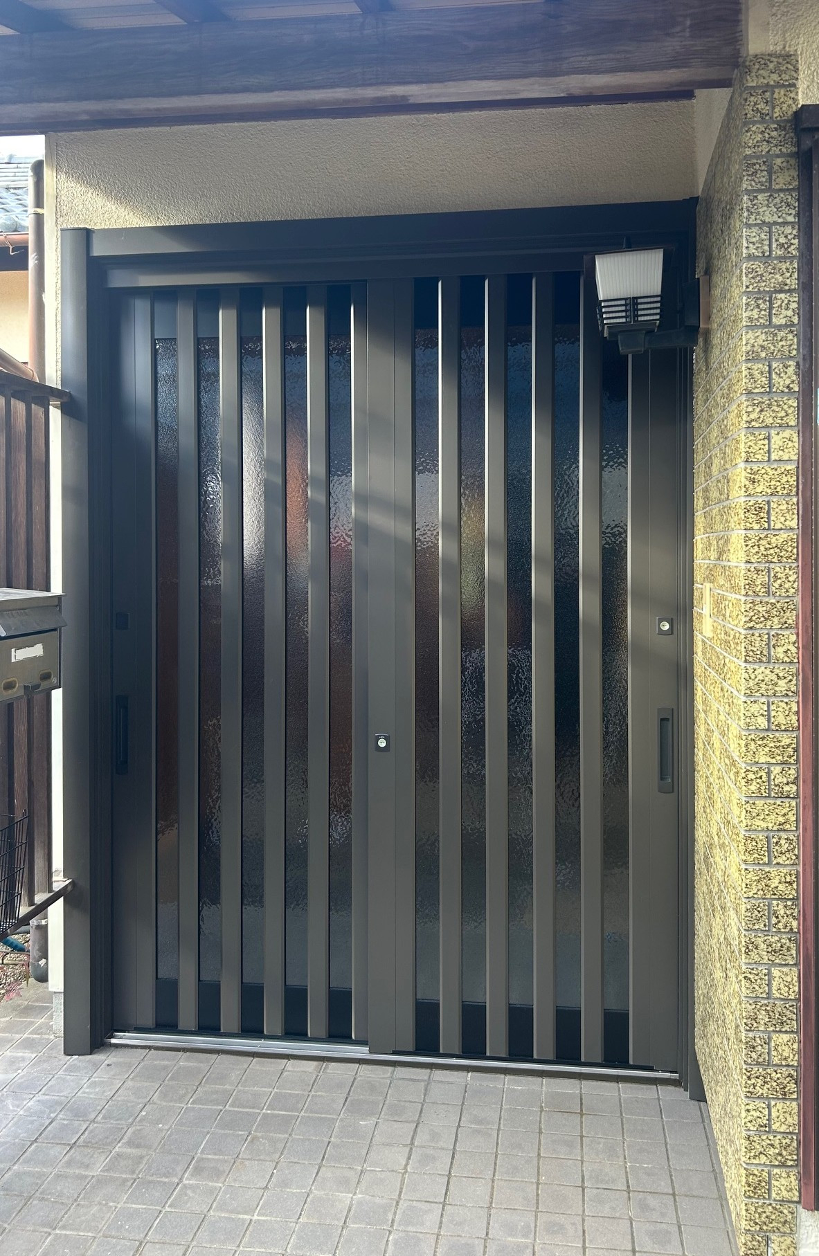 ツルタ建装社の玄関ドア　リシェントの施工後の写真1