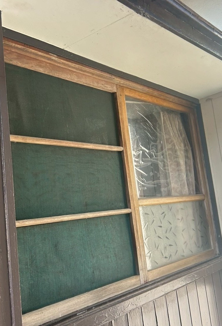 ツルタ建装社の木製窓からアルミサッシへ交換し、快適性と耐久性が向上の施工前の写真1