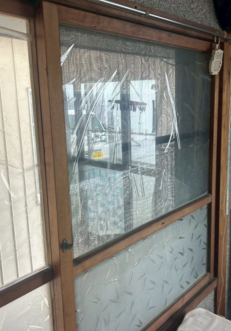 ツルタ建装社の木製窓からアルミサッシへ交換し、快適性と耐久性が向上の施工前の写真2