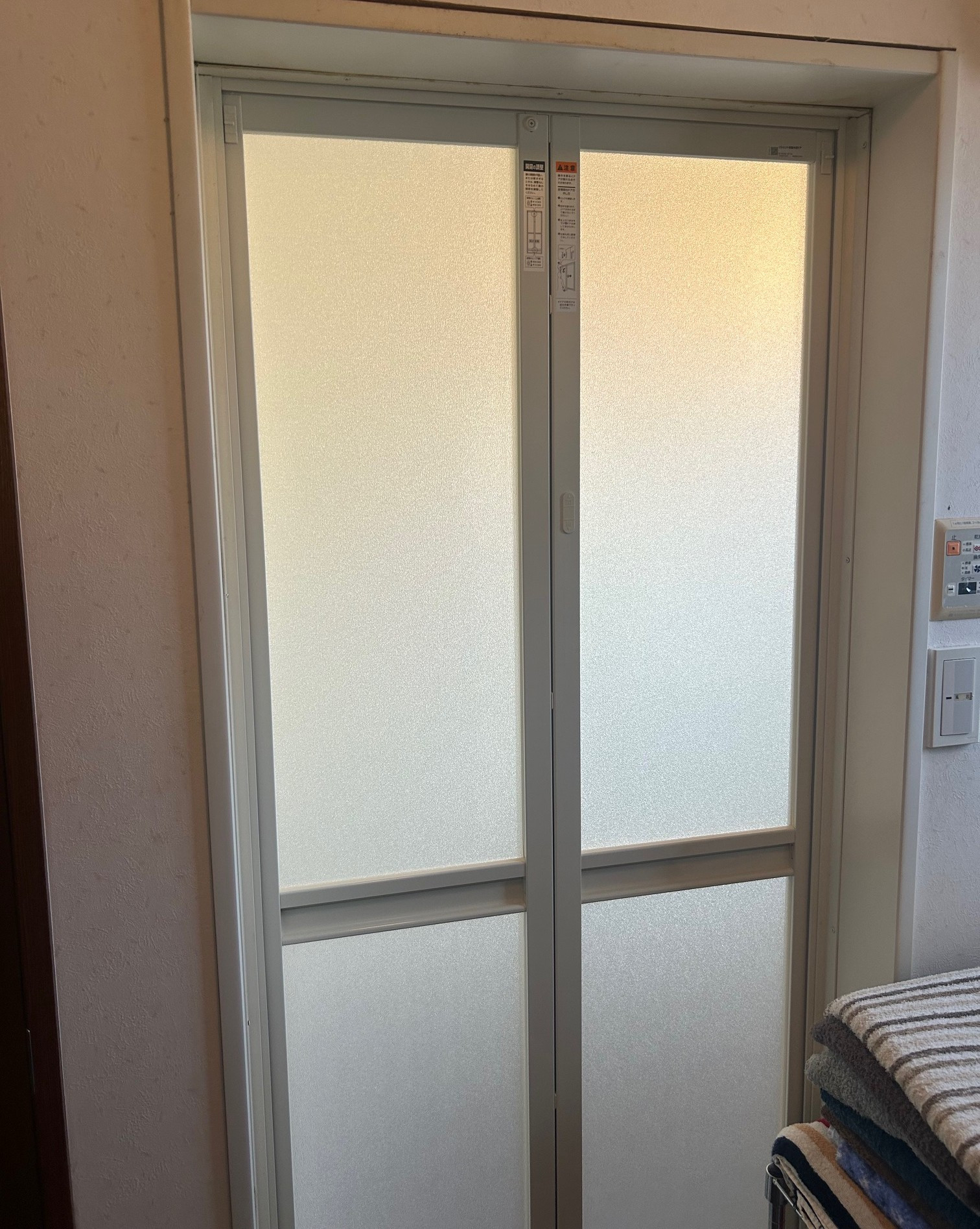 ツルタ建装社の浴室ドアが復活！LIXIL「リシェント」でスムーズな開閉にの施工後の写真1