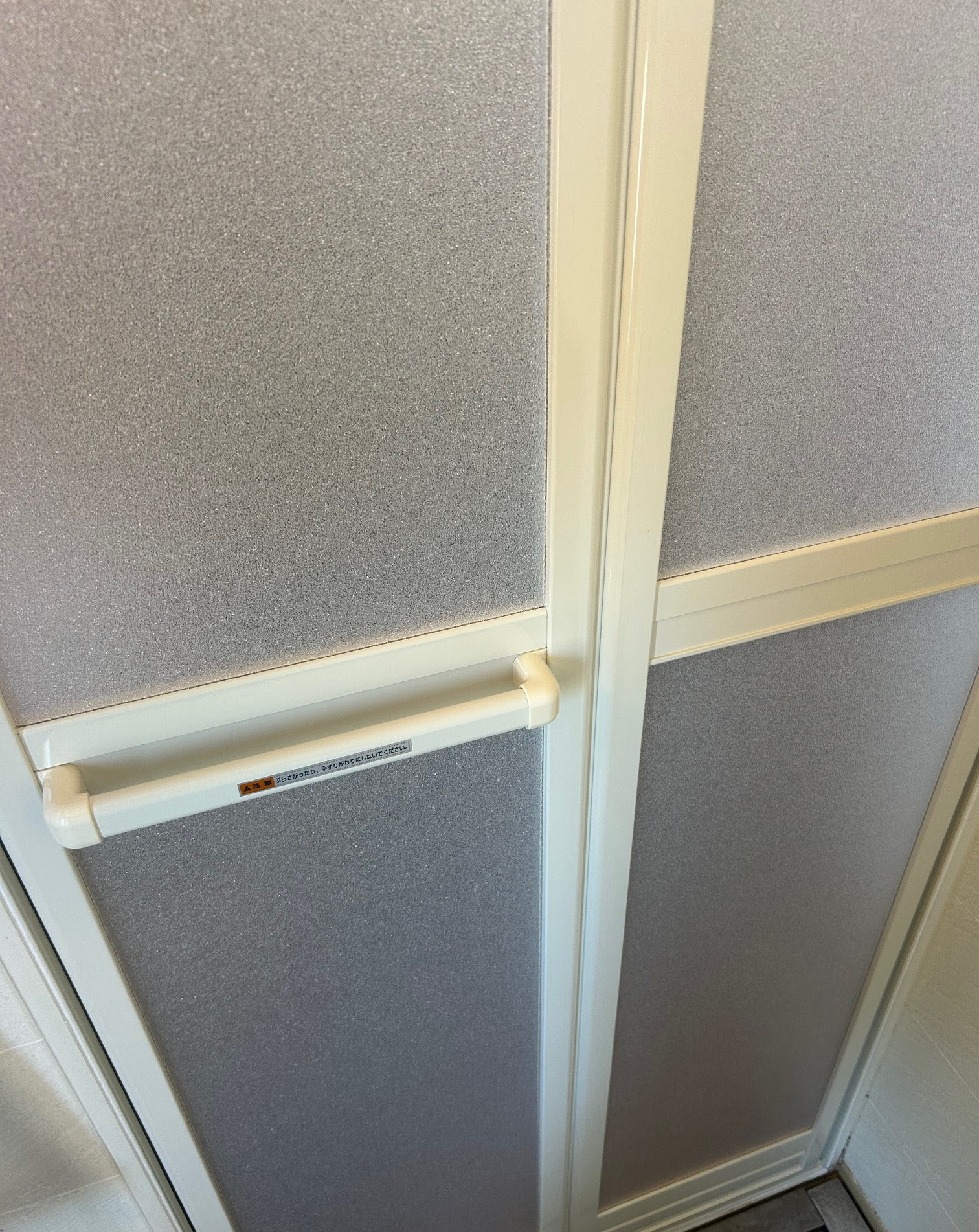 ツルタ建装社の浴室ドアが復活！LIXIL「リシェント」でスムーズな開閉にの施工後の写真3