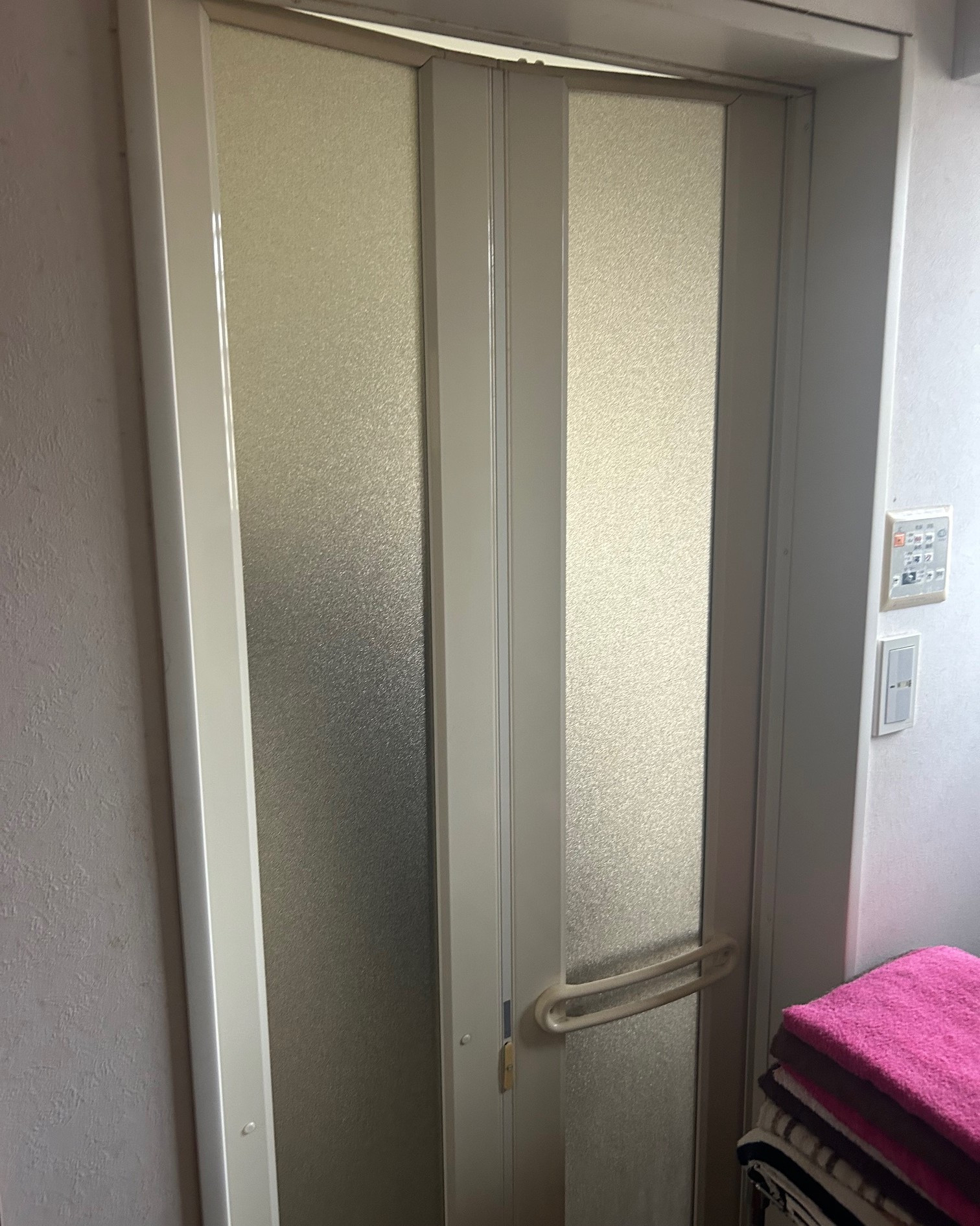 ツルタ建装社の浴室ドアが復活！LIXIL「リシェント」でスムーズな開閉にの施工前の写真1